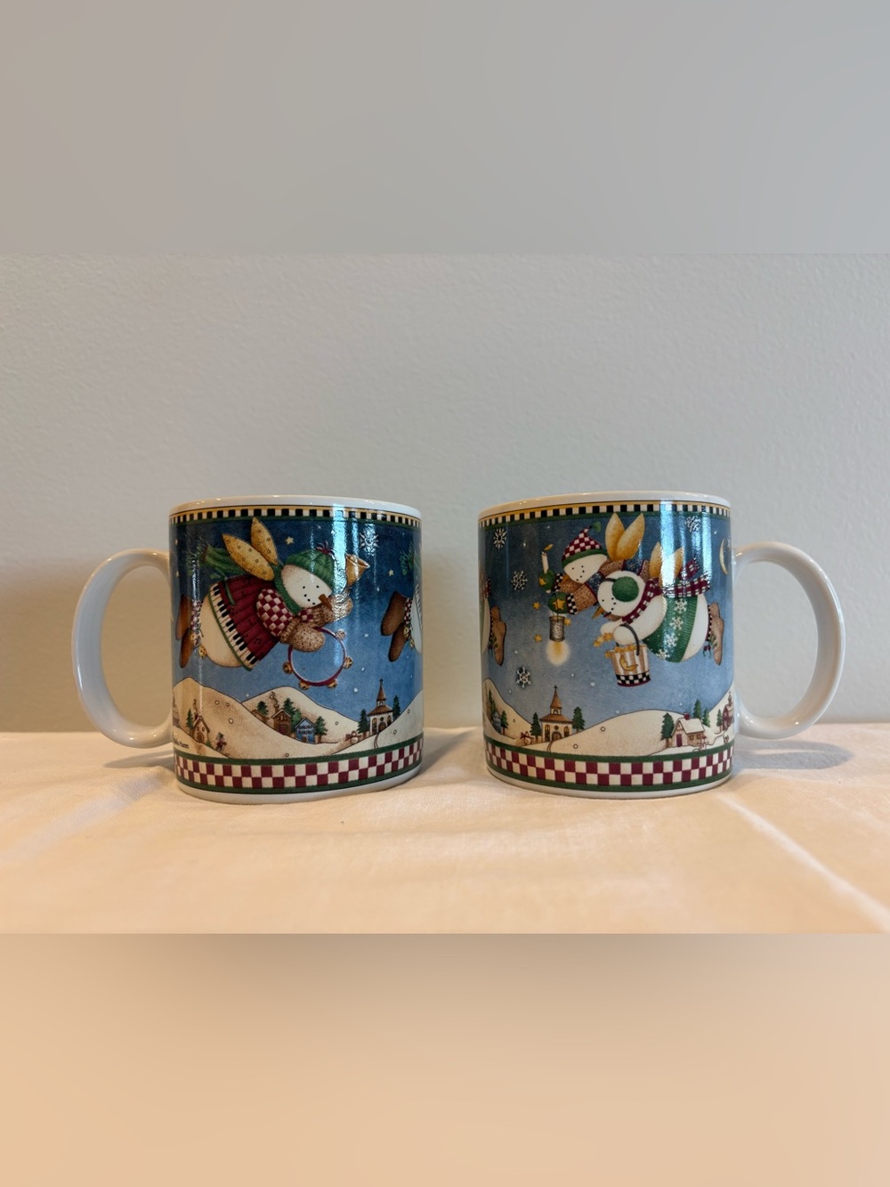 Sakura Debbie Mumm "Snow Angel Village"  12 oz Mugs Set Of 2 Oneida Excellent!